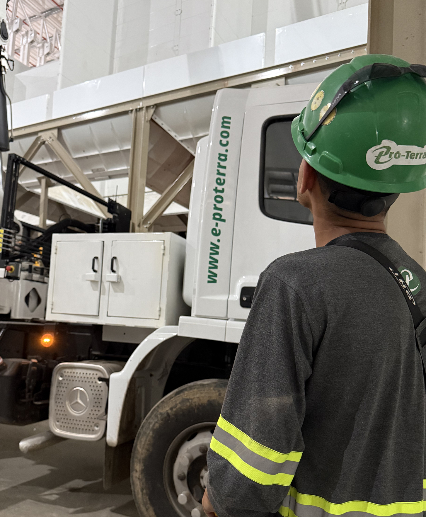 Equipe técnica em planta industrial de beneficiamento