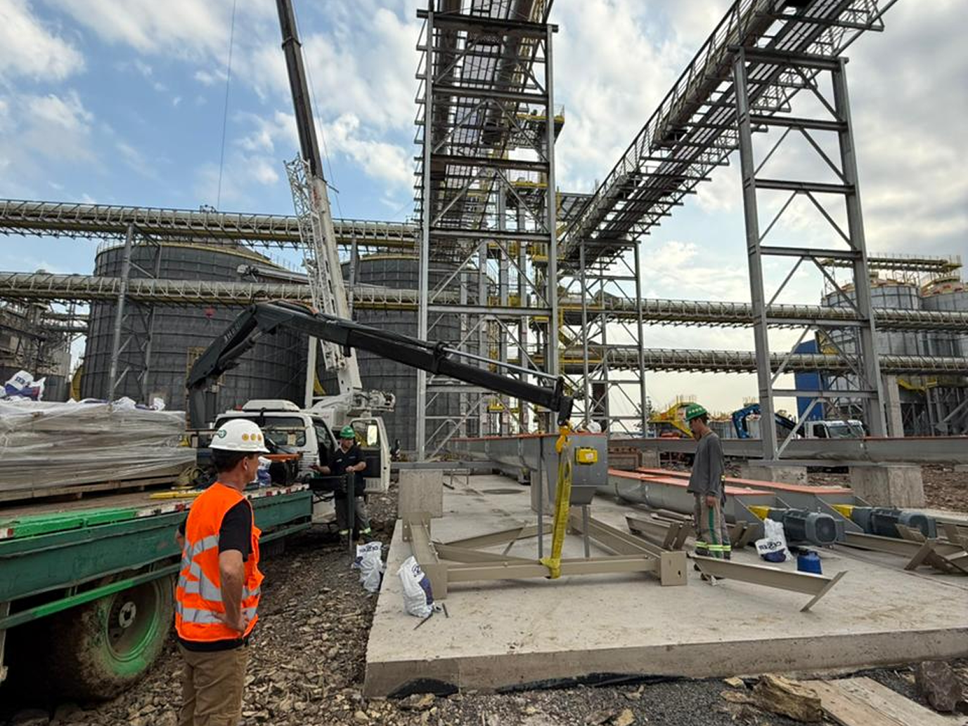 Equipe técnica em planta industrial de beneficiamento